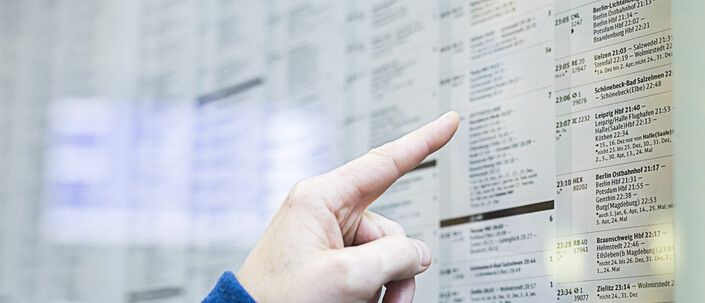 Fahrplan Finger auf Fahrplan - Foto