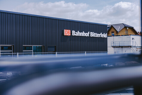 Das neue Bahnhofsgebäude in Bitterfeld. Ein schwarzes quaderförmiges Gebäude mit großer Aufschrift mit DB-Zeichen und Bahnhofsnamen.