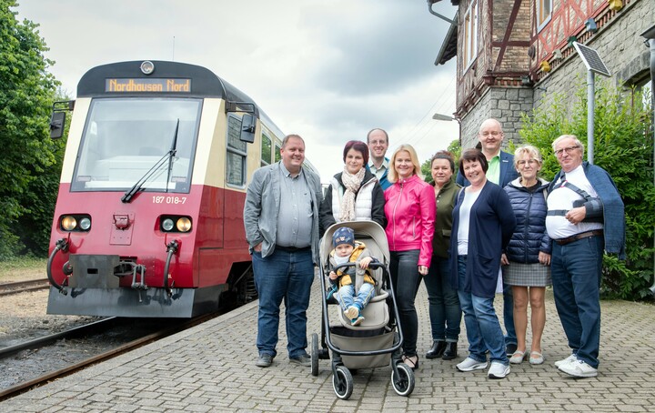 Foto (HSB/Dirk Bahnsen): Freude über den „Selketalpass“ am Bahnhof Harzgerode (v.l.n.r.): Falkensteins Bürgermeister Rico Röse, der erste Gast Theresa Bier, HSB-Marketing- und Vertriebsleiter Mario Schmidt, HSB-Geschäftsführerin Katrin Müller, Karen Ruppelt (Glücksburg Consulting AG), Katja Jerusel (Pension Gartengaus, Pansfelde), Uwe Schmidt (Leiter Stadt- und Selketalinformation Harzgerode), Fr. Ballmann (Pansfelde) und Lutz Jerusel (Pension Gartengaus, Pansfelde)