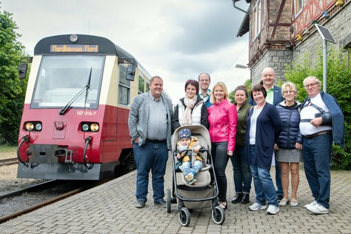 Foto (HSB/Dirk Bahnsen): Freude über den „Selketalpass“ am Bahnhof Harzgerode (v.l.n.r.): Falkensteins Bürgermeister Rico Röse, der erste Gast Theresa Bier, HSB-Marketing- und Vertriebsleiter Mario Schmidt, HSB-Geschäftsführerin Katrin Müller, Karen Ruppelt (Glücksburg Consulting AG), Katja Jerusel (Pension Gartengaus, Pansfelde), Uwe Schmidt (Leiter Stadt- und Selketalinformation Harzgerode), Fr. Ballmann (Pansfelde) und Lutz Jerusel (Pension Gartengaus, Pansfelde)
