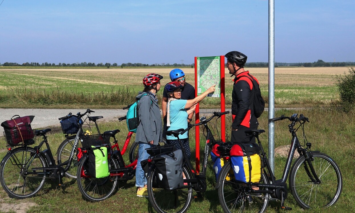 Radfahrer an Wegkreuzung