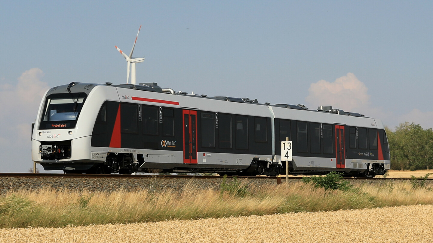 Ein Abellio-Triebwagen fährt durch die Bördelandschaft