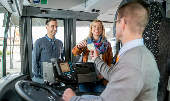 Busfahrer und Fahrgäste