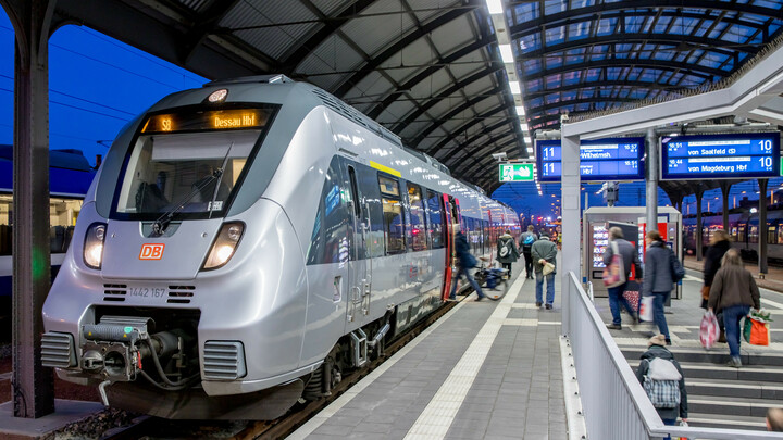 Wartender Zug auf Bahnhof