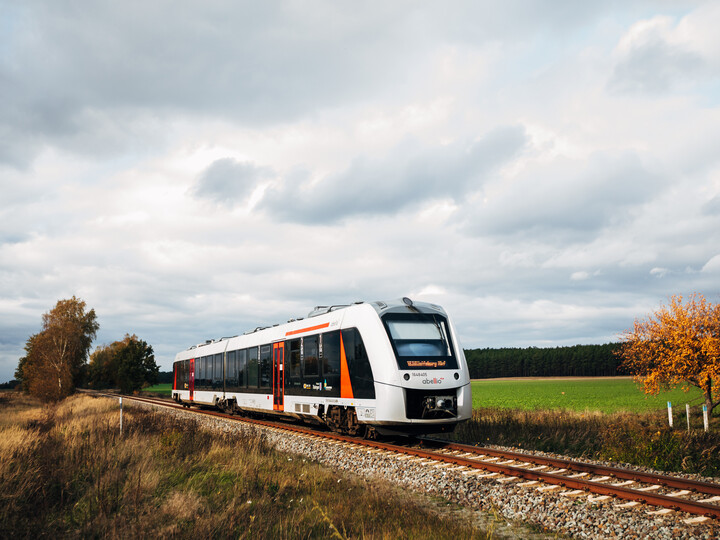 Ein Zug des Typs LINT41, während der Fahrt unterwegs aufgenommen