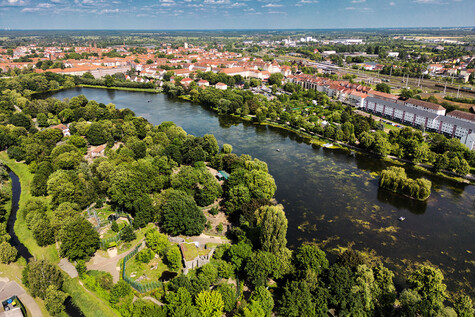 Luftbild der Hansestadt Stendal. Im Vordergrund ist der Tiergarten zu sehen.