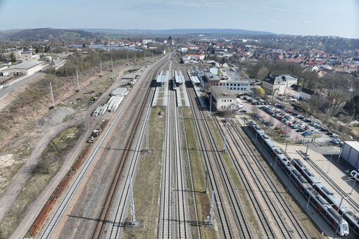 Luftbild eines Bahnhofsgeländes