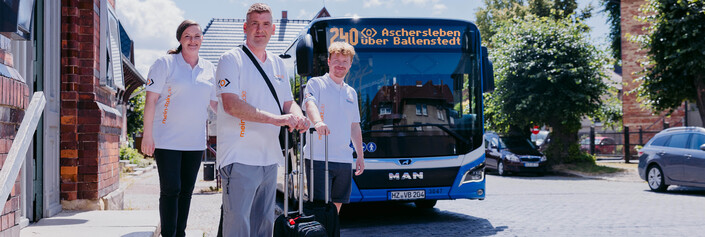 Die Mitglieder des Mobilteams stehen vor einem Bus