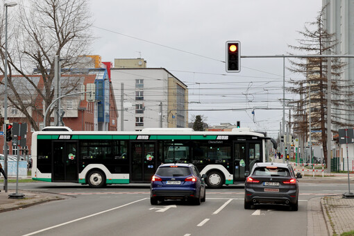 Ein grün-weiß-schwarzer Bus der Magdeburger Verkehrsbetriebe fährt über eine Kreuzung