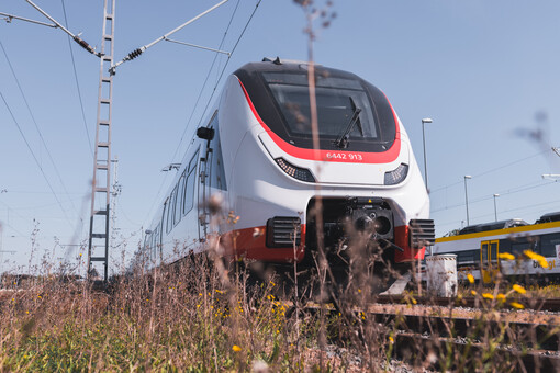 Ein rot-weißer Zug vom Typ Talent3