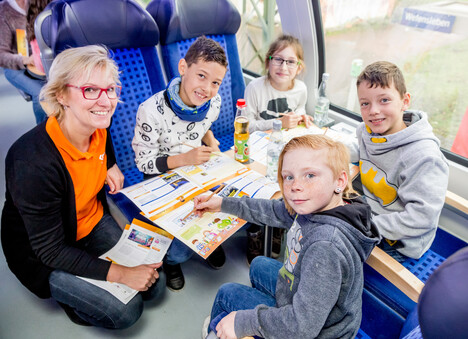 Frau Havemann mit Kindern im Zug