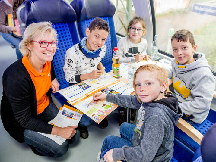 Frau Havemann mit Kindern im Zug