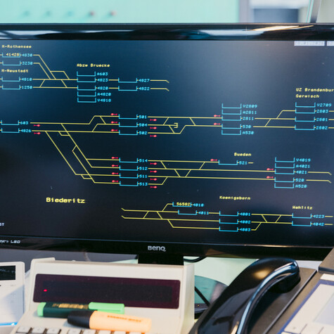 digitale Displays mit Linienverläufen und blinkenden Lichtern