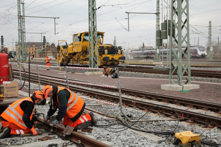Gleisarbeiter auf Baustelle