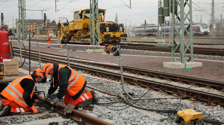 Gleisarbeiter auf Baustelle