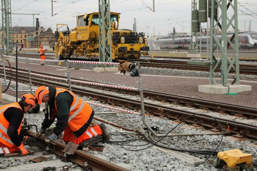 Gleisarbeiter auf Baustelle