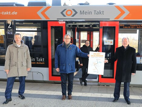 Haltende Straßenbahn