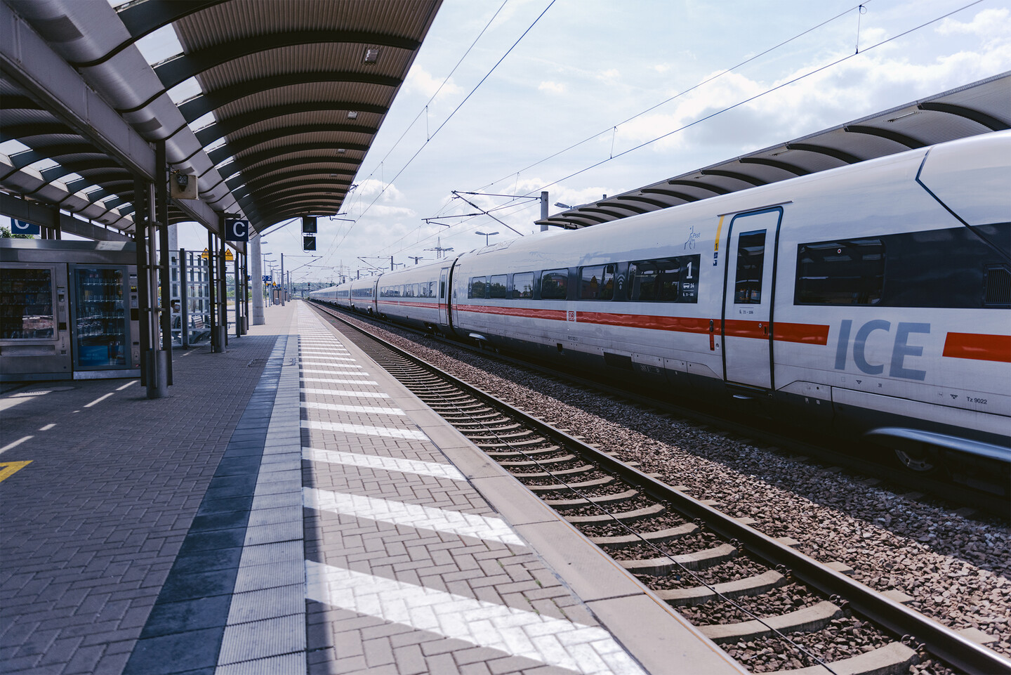 Ein Bahnsteig in Bitterfeld. Auf dem gegenüberliegenden Gleis hält ein ICE