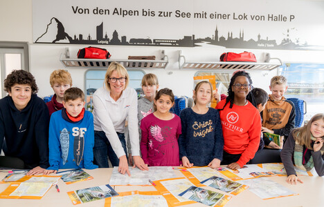 Frau Havemann mit Kindern während der Mobilitätserziehung