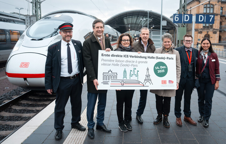 Drei Frauen und vier Männer stehen an einem Gleis vor einen ICE. Sie halten ein Schild mit der Aufschrift: Erste direrkte ICE-Verbindung Halle (saale)-Paris