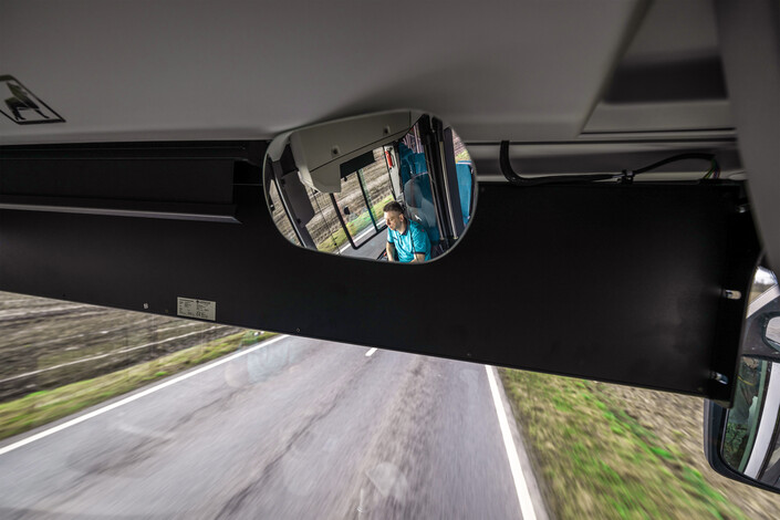 Der Rückspiegel im Führerstand eines Busses