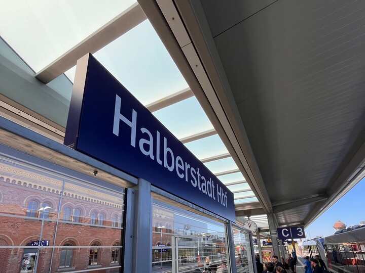 Haltestellenschild in Halberstadt
