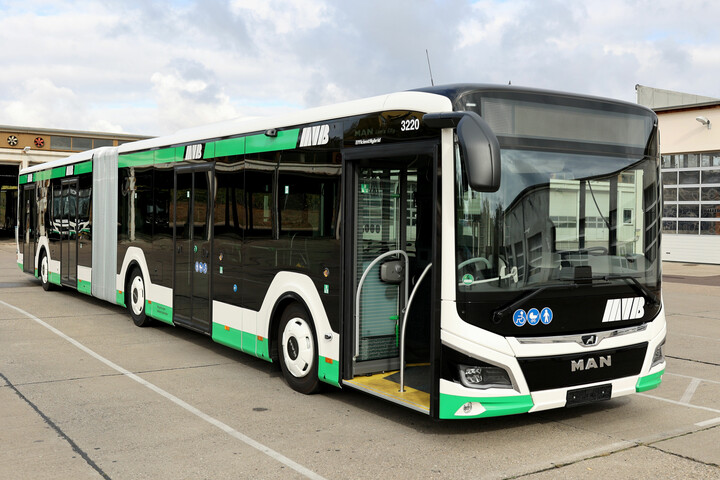 Ein grün-weißer Bus