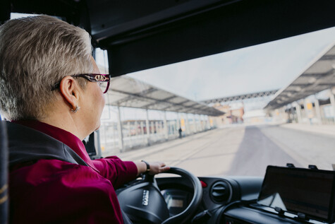 Sandra Löbe sitzt im Führerhaus. Durch die Windschutzscheibe ist der Stendaler Busbahnhof zu sehen.