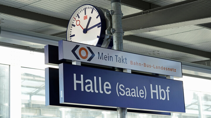 Schild "Halle (Saale) Hbf"