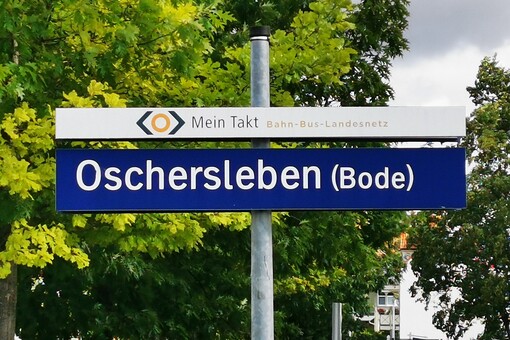 Eine Bahnhofsstationsschild mit der Aufschrift "Oschersleben"