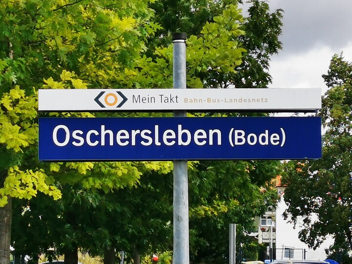 Eine Bahnhofsstationsschild mit der Aufschrift "Oschersleben"