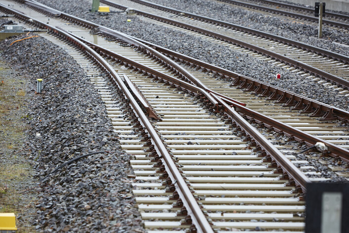 Ein Gleis zweigt an einer Weiche aus einem anderem ab (Symbolbild)