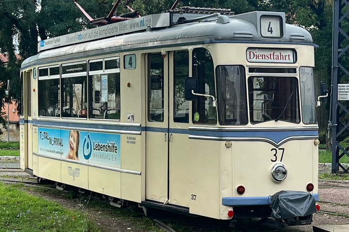 Ein Triebwagen des Typs „Gotha“ der Naumburger Straßenbahn fährt durch die Stadt