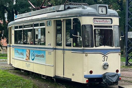 Ein Triebwagen des Typs „Gotha“  der Naumburger Straßenbahn fährt durch die Stadt