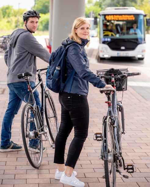 Radfahrer an Bushaltestelle