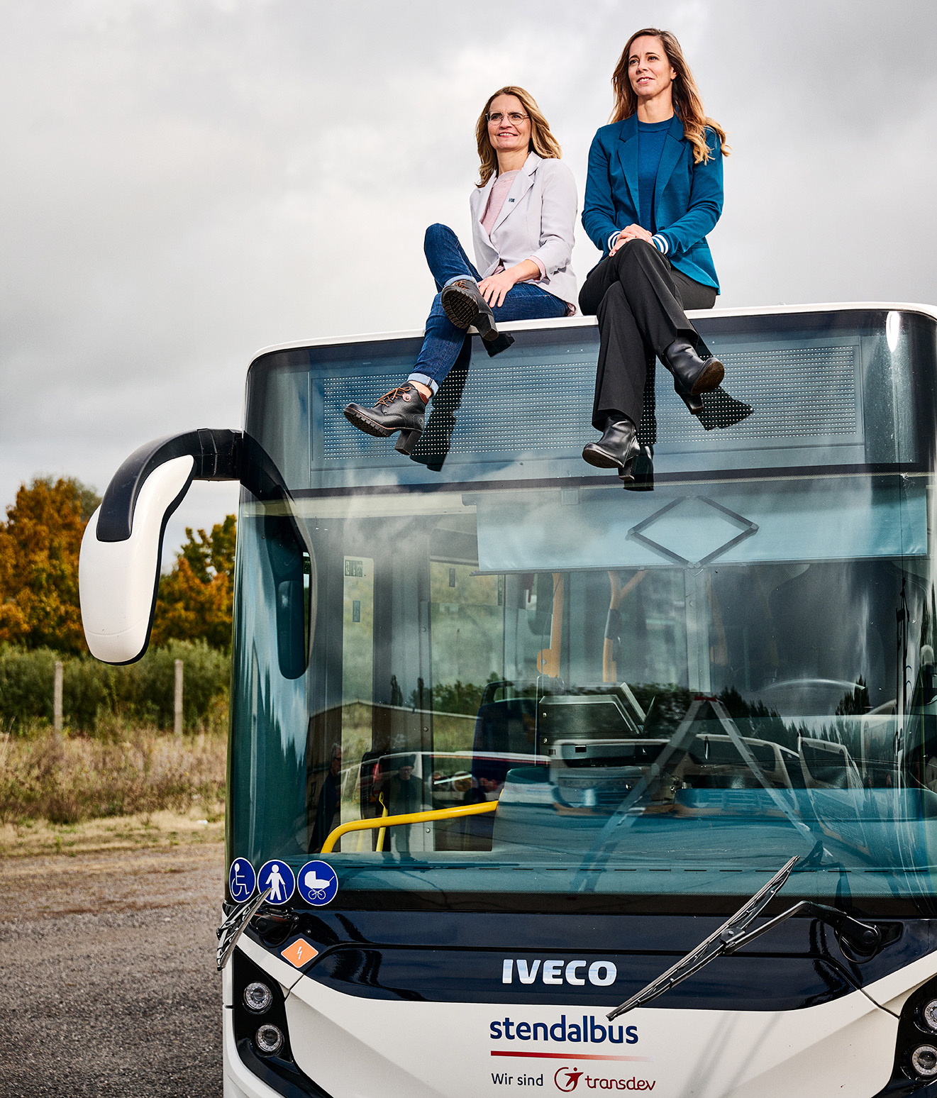 Zwei Frauen sitzen auf dem Dach eines Busses
